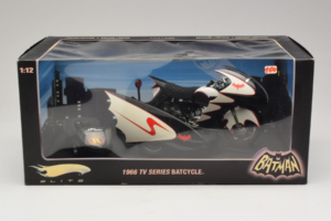 Batcycle & Sidecar Batman TV Series Hot Wheels 1:18 R0006 Druckguss — Bild 2 von 2