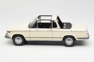 BMW 2002 Baur Cabriolet E10 Chamonix Weiß AUTOart 1:18 70532 Druckguss — Bild 4 von 8