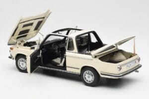 BMW 2002 Baur Cabriolet E10 Chamonix Weiß AUTOart 1:18 70532 Druckguss — Bild 5 von 8