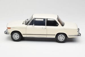 BMW 2002 Weiß Kyosho 1:18 08541W Druckguss — Bild 4 von 8