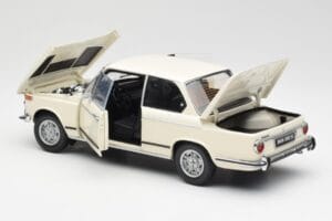 BMW 2002 Weiß Kyosho 1:18 08541W Druckguss — Bild 5 von 8