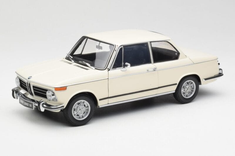 BMW 2002 Weiß Kyosho 1:18 08541W Druckguss