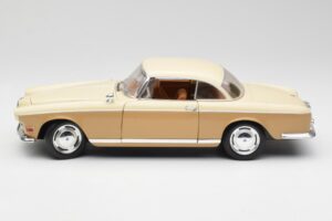 BMW 503 Beige Revell 1:18 8832 Druckguss — Bild 4 von 8