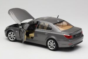 BMW 530i E60 Grey Metallic Revell 1:18 08841 Druckguss — Bild 5 von 8