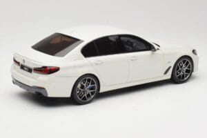 BMW 545e xDrive M-Sport G30 Weiß GT Spirit 1:18 GT496 Resin — Bild 2 von 6