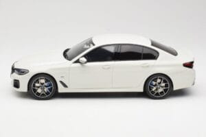 BMW 545e xDrive M-Sport G30 Weiß GT Spirit 1:18 GT496 Resin — Bild 3 von 6