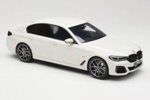 BMW 545e xDrive M-Sport G30 Weiß GT Spirit 1:18 GT496 Resin — Bild 4 von 6
