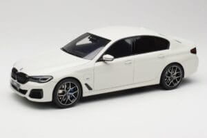 BMW 545e xDrive M-Sport G30 Weiß GT Spirit 1:18 GT496 Resin