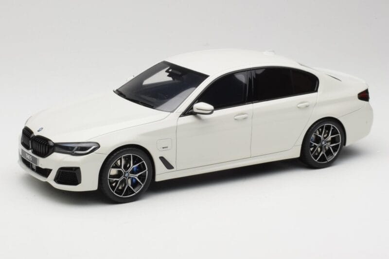 BMW 545e xDrive M-Sport G30 Weiß GT Spirit 1:18 GT496 Resin