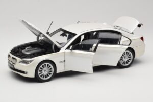 BMW 7 Series F02 760Li Brilliant White Kyosho 1:18 08783BRW Druckguss — Bild 2 von 8