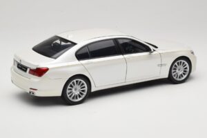 BMW 7 Series F02 760Li Brilliant White Kyosho 1:18 08783BRW Druckguss — Bild 3 von 8