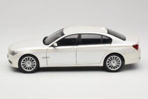 BMW 7 Series F02 760Li Brilliant White Kyosho 1:18 08783BRW Druckguss — Bild 4 von 8