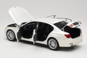 BMW 7 Series F02 760Li Brilliant White Kyosho 1:18 08783BRW Druckguss — Bild 5 von 8