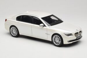BMW 7 Series F02 760Li Brilliant White Kyosho 1:18 08783BRW Druckguss — Bild 6 von 8