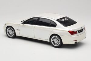 BMW 7 Series F02 760Li Brilliant White Kyosho 1:18 08783BRW Druckguss — Bild 7 von 8