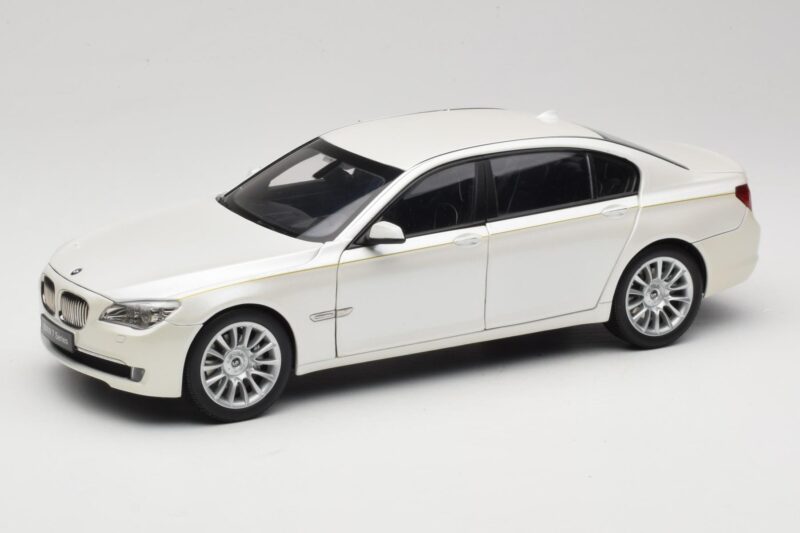 BMW 7 Series F02 760Li Brilliant White Kyosho 1:18 08783BRW Druckguss