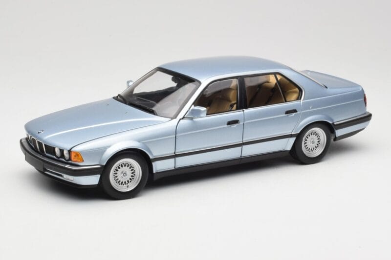 BMW 730i E32 Hellblau Metallic Minichamps 1:18 100023008 Druckguss