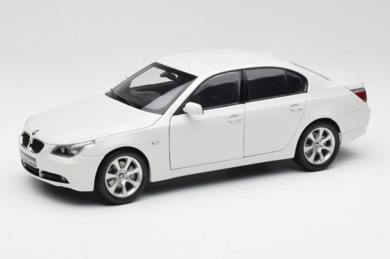 BMW E60 545i Alpine Weiß Kyosho 1:18 08591W Druckguss