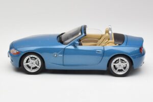 BMW Z4 E85 Maldives Blue Bburago 1:18 34046BLUE Druckguss — Bild 4 von 8