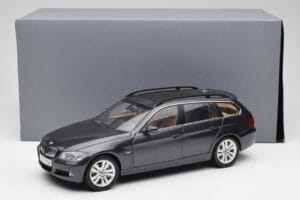 BMW 330i E91 Touring Dunkelgrau Kyosho 1:18 80430394360 Druckguss — Bild 8 von 8
