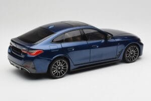 BMW i4 M50 G26 Portimao Blue Minichamps 1:18 110023012 Druckguss — Bild 3 von 8