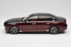 BMW i7 G70 Black & Red Metallic Minichamps 1:18 110023201 Druckguss — Bild 4 von 8