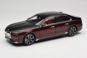 BMW i7 G70 Black & Red Metallic Minichamps 1:18 110023201 Druckguss