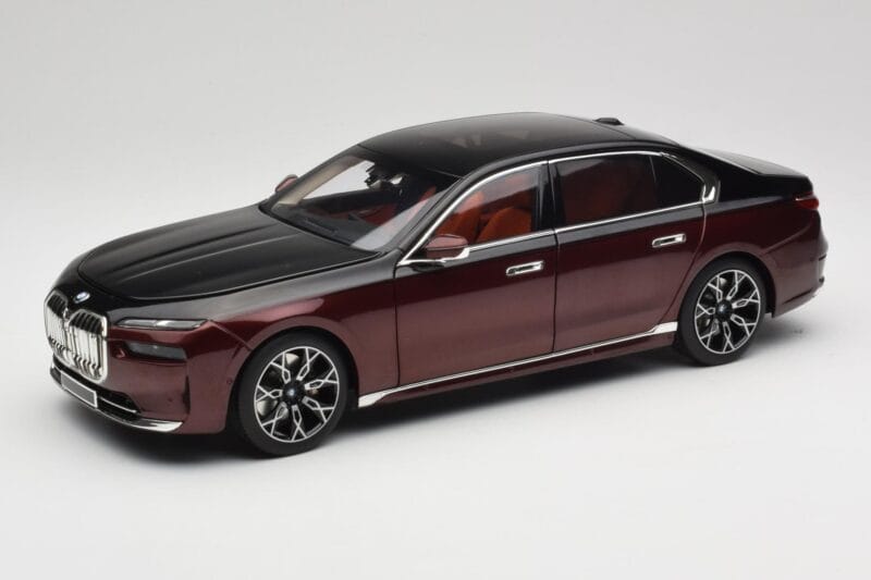 BMW i7 G70 Black & Red Metallic Minichamps 1:18 110023201 Druckguss