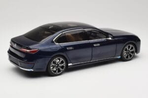 BMW i7 G70 Blue Metallic Minichamps 1:18 110023202 Druckguss — Bild 3 von 8
