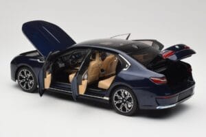 BMW i7 G70 Blue Metallic Minichamps 1:18 110023202 Druckguss — Bild 5 von 8