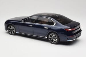 BMW i7 G70 Blue Metallic Minichamps 1:18 110023202 Druckguss — Bild 7 von 8