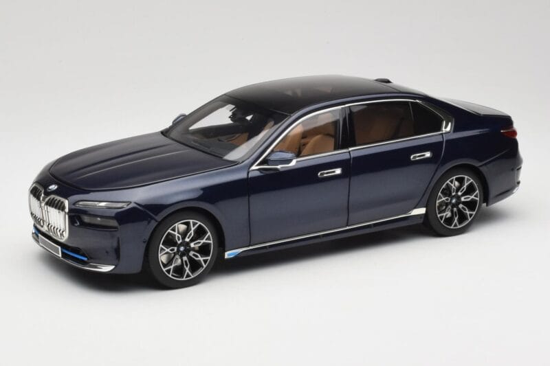 BMW i7 G70 Blue Metallic Minichamps 1:18 110023202 Druckguss