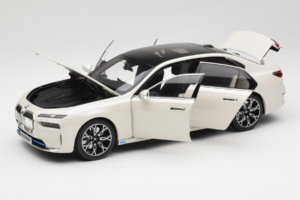 BMW i7 G70 White Metallic Minichamps 1:18 110023200 Druckguss — Bild 2 von 8