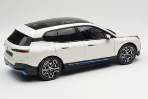 BMW iX Alpine White Minichamps 1:18 110023102 Druckguss — Bild 3 von 8