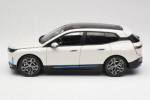 BMW iX Alpine White Minichamps 1:18 110023102 Druckguss — Bild 4 von 8