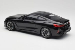 BMW M8 F92 Saphirschwarz Minichamps 1:18 110029021 Druckguss — Bild 7 von 8