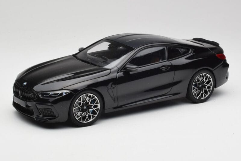 BMW M8 F92 Saphirschwarz Minichamps 1:18 110029021 Druckguss