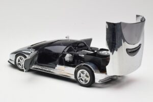 BMW Nazca M12 Chrome Silver Revell 1:18 08916 Druckguss — Bild 5 von 8