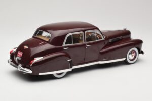 Cadillac Fleetwood 60 Special Sedan Rot MCG 1:18 MCG18071 Druckguss — Bild 2 von 6