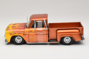 Chevrolet C-10 Stepside Pickup Lowrider Orange mit Flamme Sun Star 1:18 1392 Druckguss — Bild 3 von 6