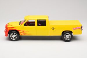 Chevrolet C2500 Silverado Pussy Wagon From Kill Bill Gelb GreenLight 1:18 19015 Druckguss — Bild 3 von 6
