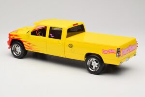 Chevrolet C2500 Silverado Pussy Wagon From Kill Bill Gelb GreenLight 1:18 19015 Druckguss — Bild 5 von 6