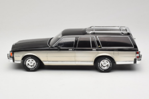 Chevrolet Caprice Estate Wagon Silber & Grau MCG 1:18 MCG18478 Druckguss — Bild 3 von 6