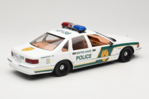 Chevrolet Caprice Metro Dade Polizei UT Models 1:18 21024 Druckguss — Bild 3 von 8