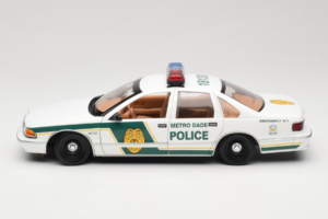 Chevrolet Caprice Metro Dade Polizei UT Models 1:18 21024 Druckguss — Bild 4 von 8