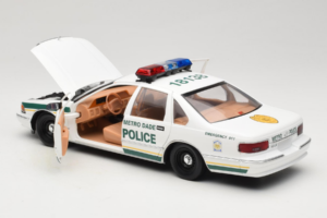 Chevrolet Caprice Metro Dade Polizei UT Models 1:18 21024 Druckguss — Bild 5 von 8