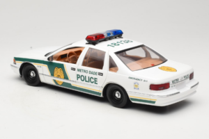 Chevrolet Caprice Metro Dade Polizei UT Models 1:18 21024 Druckguss — Bild 7 von 8