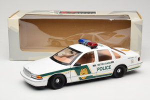 Chevrolet Caprice Metro Dade Polizei UT Models 1:18 21024 Druckguss — Bild 8 von 8