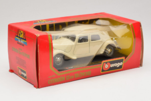 Citroen 15CV Traction Avant Beige Bburago 1:24 1501-B1 Druckguss — Bild 2 von 3