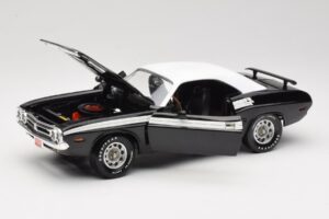 Dodge Challenger R/T Schwarz & Weiß ERTL 1:18 36549 Druckguss — Bild 2 von 8